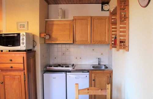 Les Claux Apartment | Cozy Mountain Studio, 4 Sleeps, Near Slopes & Shops, Balcony, Quiet Area