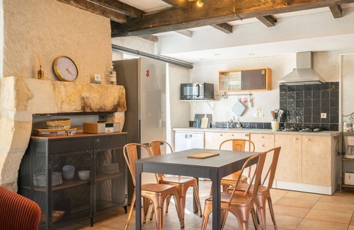 Saint-Romain-de-Benet House | 'Gîte Le Chai' with Shared Pool, Wi-Fi and Air Conditioning