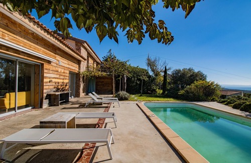Monacia-d'Aullene House | Holiday Home 'Maison Aux Vents' with Sea View, Wi-Fi and Air Conditioning