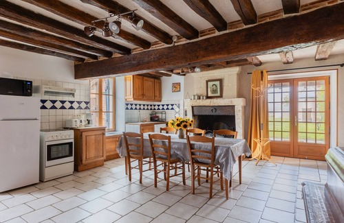 Fresnes House | Holiday Home 'Gîte Des Aulneaux' with Private Terrace, Private Garden and Wi-Fi