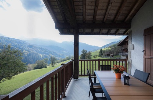 Manigod House | Holiday Home 'La Clé Des Champs' with Mountain View, Private Terrace and Wi-Fi