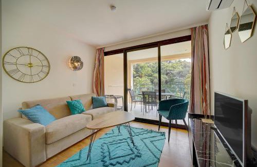La Croix des Gardes Apartment | IMMOGROOM - 3 Rooms - Renovated - Pool - Air conditioning - Parking -