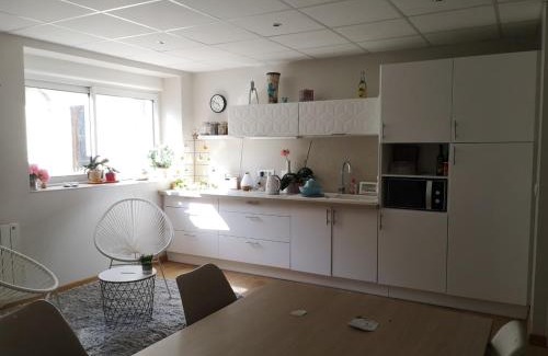 Charmes-sur-Rhone Apartment | Logement cosy verdoyant RDC avec piscine