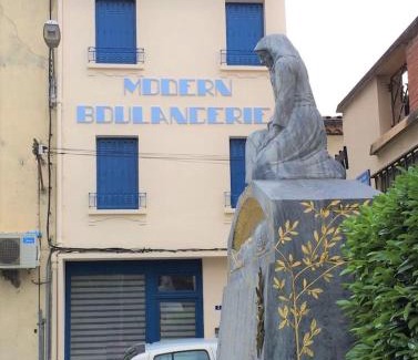 Quillan House | Modern Boulangerie, large 6 bedroom village house