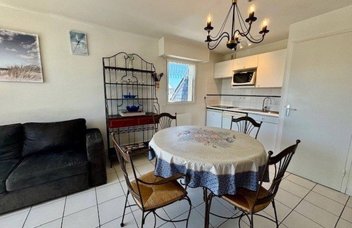 Quiberon Apartment | Quiberon Center 3-Room Apartment, 48m², 20m from Beach, Pet Friendly, Parking, Loggia