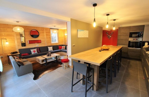 Mont-de-Lans Apartment | Ski-in/ski-out duplex - 4 bedrooms/3 bathrooms - wifi, sheets, cleaning, tv
