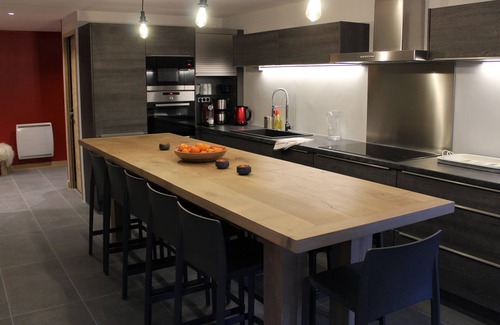 Mont-de-Lans Apartment | Ski-in/ski-out duplex - 4 bedrooms/3 bathrooms - wifi, sheets, cleaning, tv