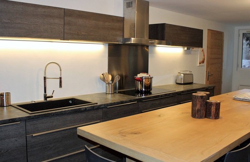 Mont-de-Lans Apartment | Ski-in/ski-out duplex - 4 bedrooms/3 bathrooms - wifi, sheets, cleaning, tv