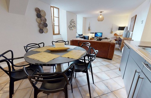 Colmar Centre Ville Apartment | sous les tilleuls 80m2 1 free parking 2br