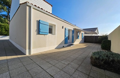 La Faute-sur-Mer House | Spacious Villa Near Beach & Shops - Sleeps 6, Pet-Friendly, Enclosed Garden