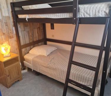 La Celle-sous-Gouzon Apartment | Studio les pieds dans l'eau