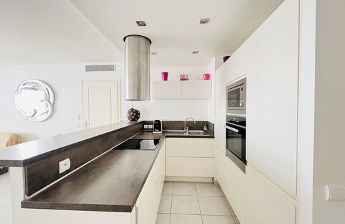 La Ciotat Apartment | T3 SEA FRONT, AIR CONDITIONING, TERRACE, DOUBLE GARAGE.