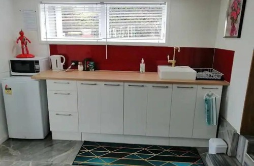 Massey Apartment | 1 Bed 1 Bath Room w Parking | Wifi | Netflix