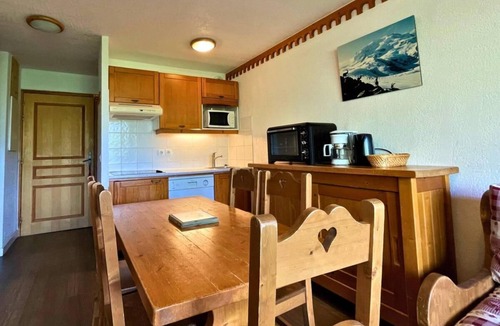 Les Menuires Apartment | 10m from ski slopes, floor -3, balcony, tv, ski locker, 35m², Les Menuires