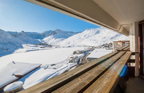 Tignes le Lac Apartment | 10m from ski slopes, 6th floor, view lake, balcony, tv, ski locker, 63m², Tignes