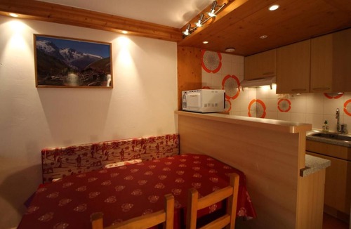 Tignes le Lac Apartment | 10m from ski slopes, 8th floor, view lake, balcony, tv, ski locker, 28m², Tignes