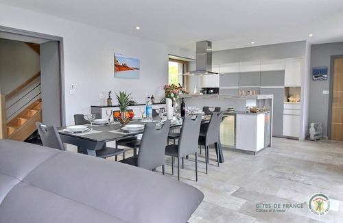 Quemperven House | 122 m² Gîte ∙ 5 bedrooms ∙ 8 guests