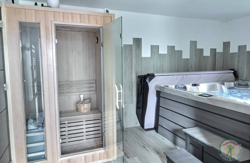 Dol-de-Bretagne House | 123 m² Gîte ∙ 3 bedrooms ∙ 10 guests