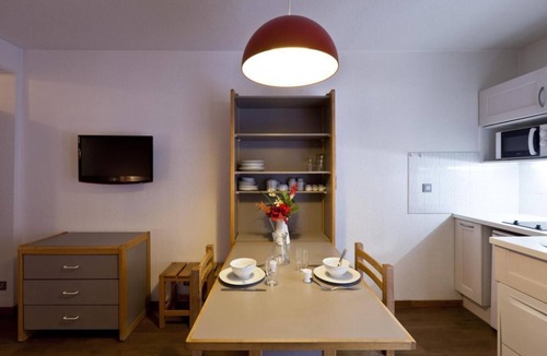 Brides-les-Bains Apartment | 200m from ski lifts, 3rd floor, balcony, parking, tv, ski locker, 25m², Brides Les Bains