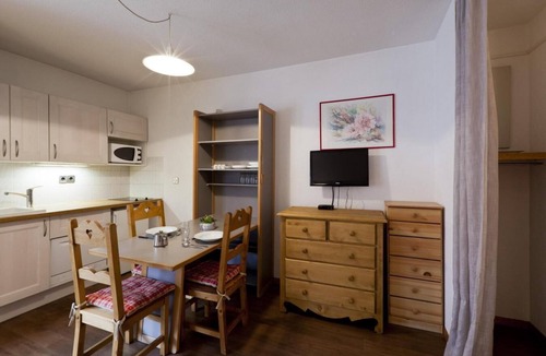 Brides-les-Bains Apartment | 200m from ski lifts, 3rd floor, view mountain, balcony, parking, tv, ski locker, 24m²