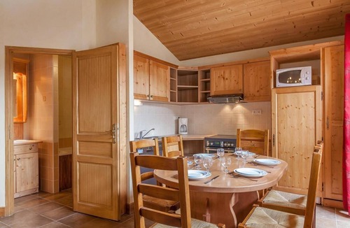 Lanslevillard Apartment | 200m from ski slopes, fitness, swimming pool, sauna, hammam, balcony, tv, ski locker, 50m²