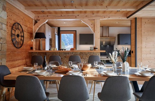 Thones Ski Chalet | 275 m² Chalet ∙ 5 bedrooms ∙ 12 guests