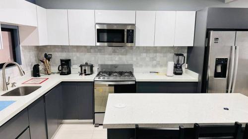 Roble House | 3 bed 2 bath 15 min from airport