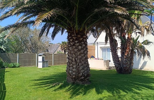 Locquirec House | 3 bedroom family house for 6 people on the seafront enclosed garden
