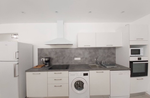 Galeria Apartment | 3 bedroom flat, heated pool, air conditioning, wifi, 1 min river, 7 min beach