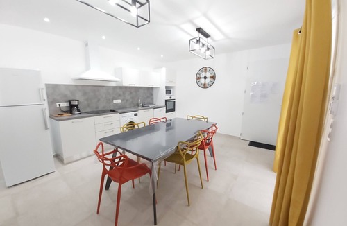 Galeria Apartment | 3 bedroom flat, heated pool, air conditioning, wifi, 1 min river, 7 min beach