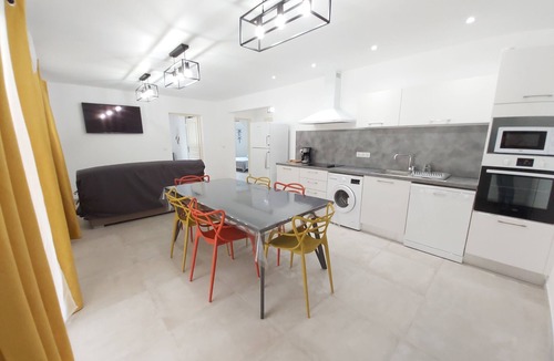Galeria Apartment | 3 bedroom flat, heated pool, air conditioning, wifi, 1 min river, 7 min beach