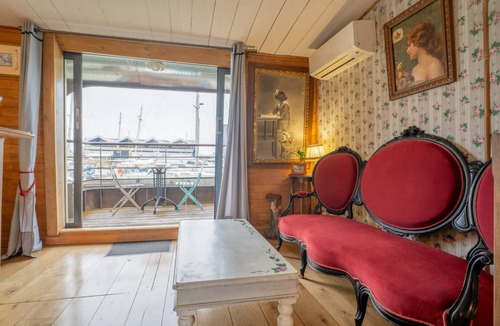 Bassins a Flot Boat Rental | 35 m² Houseboat ∙ 1 bedroom ∙ 2 guests