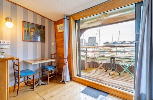 Bassins a Flot Boat Rental | 35 m² Houseboat ∙ 1 bedroom ∙ 2 guests