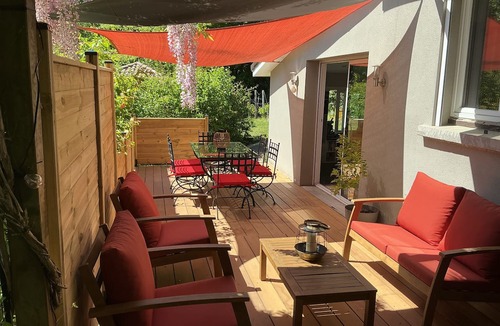 Eauze House | A charming vacation rental nestled in a lush green setting 🌺 Pets welcome🐶