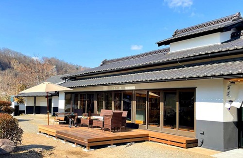 Wakamiko Villa | A house with a hearth surrounded by Mt. Fuji and Yatsugatake.