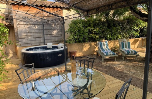 Ventabren Apartment | Air-conditioned flat garden & SPA + private parking countryside calm, bright.