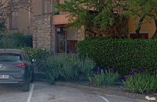 La Crau Apartment | Air-conditioned ground floor apartment with balcony, small garden and terrace
