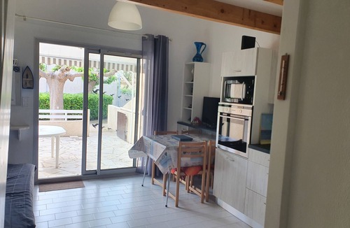 Portiragnes-Plage Villa | AIR CONDITIONED VILLA 5 pers. - SEA at 200M - INTERNET - SHOPS at 100 M - CLASSIFIED 3*.