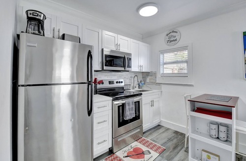 Pineapple Grove Arts District Cottage | AMAZING PRIVATE COSY HOUSE, FENCED YARD, NEW, PETS