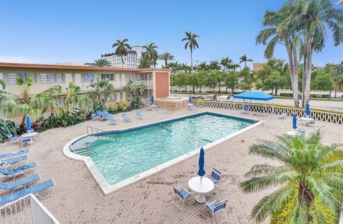 Hallandale Beach Apartment | Amazing Studio/1Bath, Hallandale Beach, FREE PARKING. Walk to the beach!