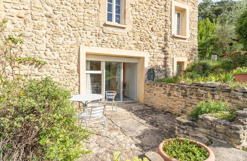 Saint-Pierre-de-Vassols Apartment | Apartment 'Chambre Orange' with Shared Pool, Shared Terrace and Wi-Fi