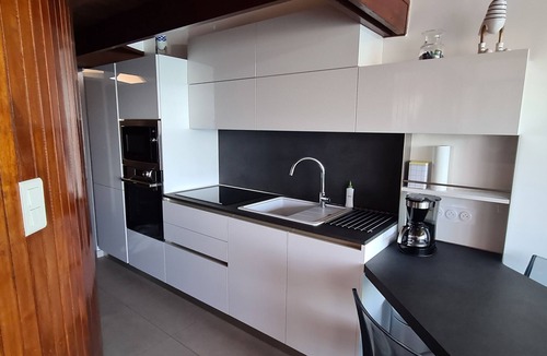 Les Sablettes Apartment | Apartment beachfront, direct beach access, swimming pool, air cond., wi-fi, park