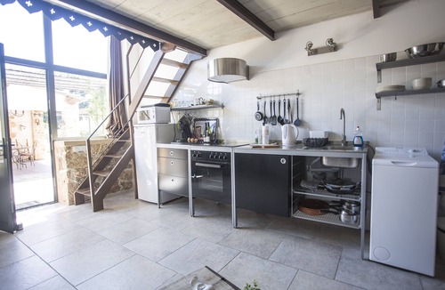 Grans House | Apartment in Provençal farmhouse with swimming pool