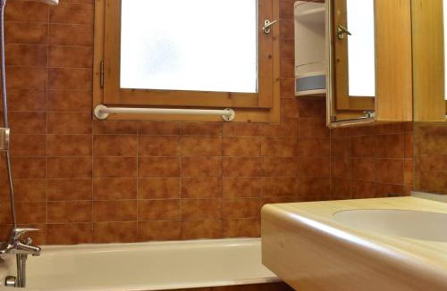 Meribel Apartment | Appartement cosy 2P à Méribel, 5 pers, proche pistes et commerces, parking inclus - FR-1-180-92