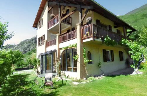 Saint-Crepin Apartment | Appartement paisible à Saint-Crepin avec vue sur la montagne