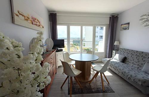Tregastel Apartment | Appartement rénové avec terrasse à 200m des plages à Trégastel - FR-1-368-122