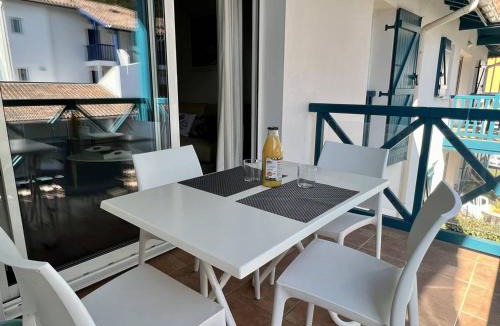Cambo-les-Bains Apartment | Appartement T2 à Cambo-les-Bains avec piscine, terrasse et parking privé, proche des thermes - FR-1-495-82