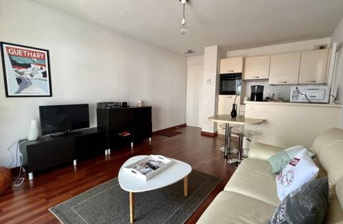 Cambo-les-Bains Apartment | Appartement T2 à Cambo-les-Bains avec piscine, terrasse et parking privé, proche des thermes - FR-1-495-82