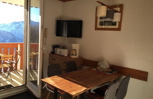 Bergers Apartment | Appt summer/winter foot of Alpe d'Huez balcony pool sauna covered parking