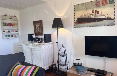 Gruissan Plage Ski Chalet | Authentic and cosy chalet in Gruissan Plage with the Mediterranean 300 m away
